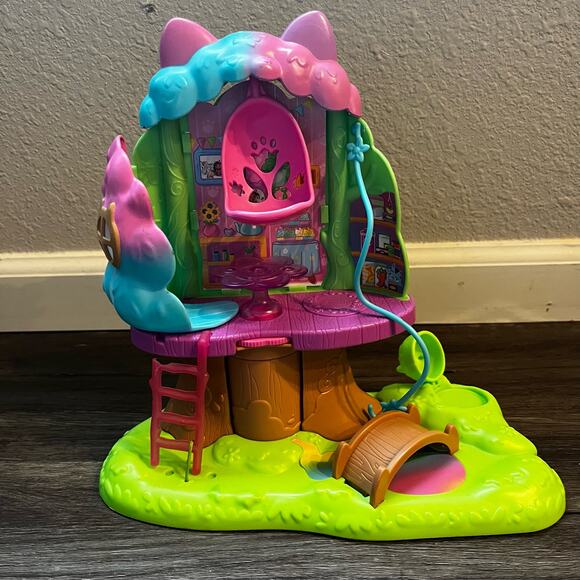 Gabby's Dollhouse Transforming Garden Treehouse & Kitty Karaoke Action Figures - Picture 9 of 10